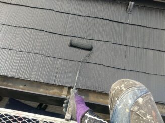 屋根の塗料を下塗りしている状況