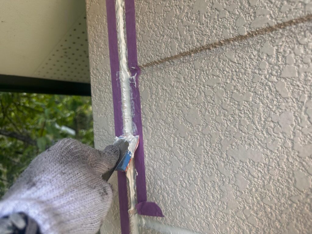 打設したシーリングをたいらにならしている状況