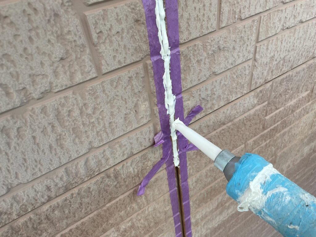 シーリング材を打設している状況