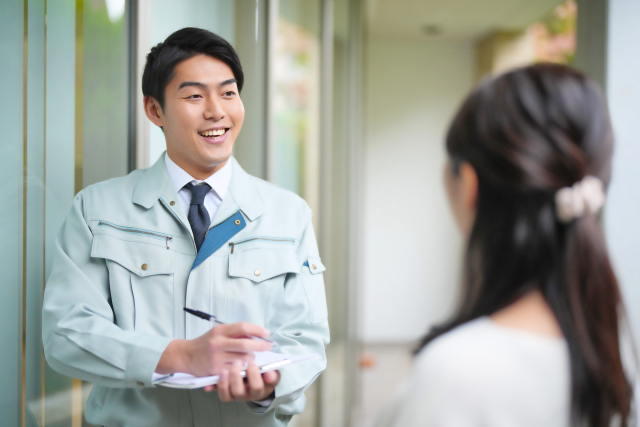 業者と会話している風景
